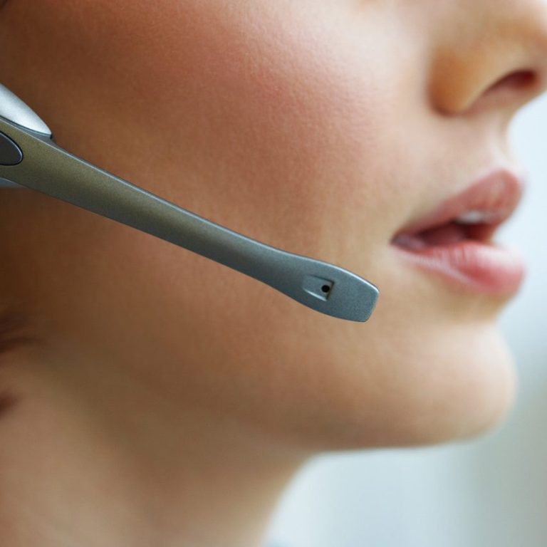 alt="Freundliche Frau mit Headset berät online zur Kfz-Gutachter-Ausbildung – Unterstützung beim ersten Gutachten durch Expertenhilfe" Nahaufnahme eines Mundes, der ein Headset mikrofon verwendet.