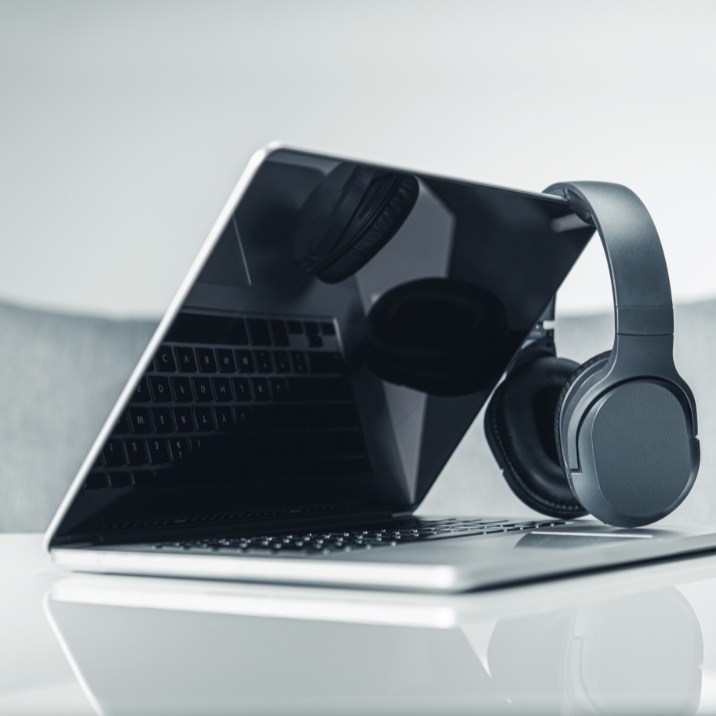 alt="Laptop mit Kopfhörern als Symbol für Online-Gutachterkurs – flexibel von zu Hause aus lernen" Laptop mit Kopfhörern auf einem Tisch, in Schwarz-Weiß gehalten.